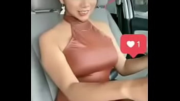 Alguien que me diga quien es ella