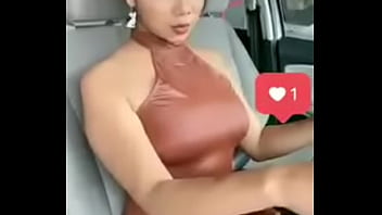 Alguien que me diga quien es ella