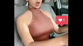 Alguien que me diga quien es ella