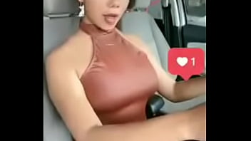 Alguien que me diga quien es ella