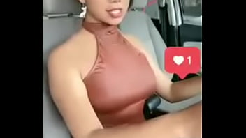 Alguien que me diga quien es ella