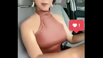 Alguien que me diga quien es ella