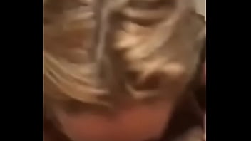 Gostosa sendo comida