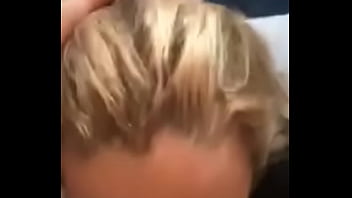 Gostosa sendo comida