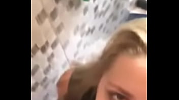 Gostosa sendo comida