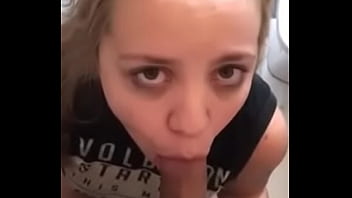 Gostosa sendo comida