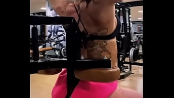 Huge booty celebrity works out
