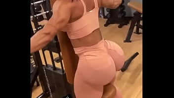 Huge booty celebrity works out