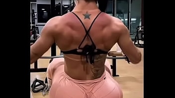 Huge booty celebrity works out