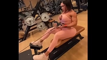 Huge booty celebrity works out