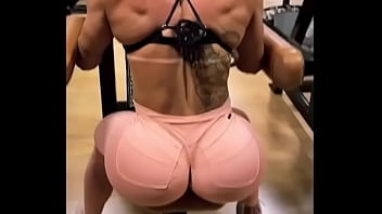 Huge booty celebrity works out