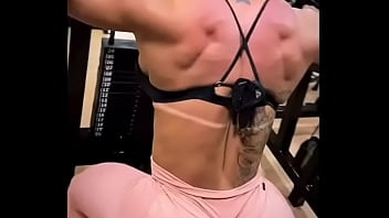 Huge booty celebrity works out