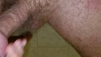 A casa della matrigna è sempre una sborrata mi sego nel salone rischiando di essere scoperto mostro il grosso cazzo e la mia sborra mentre vengo spiato di nascosto