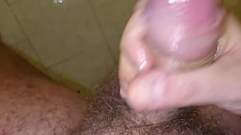 A casa della matrigna è sempre una sborrata mi sego nel salone rischiando di essere scoperto mostro il grosso cazzo e la mia sborra mentre vengo spiato di nascosto