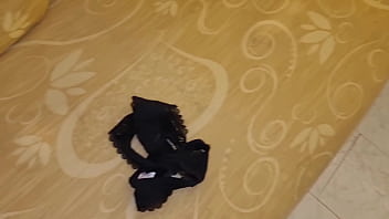 A casa della matrigna è sempre una sborrata mi sego nel salone rischiando di essere scoperto mostro il grosso cazzo e la mia sborra mentre vengo spiato di nascosto