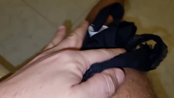 A casa della matrigna è sempre una sborrata mi sego nel salone rischiando di essere scoperto mostro il grosso cazzo e la mia sborra mentre vengo spiato di nascosto