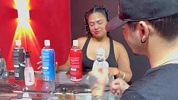 Vendedora cachonda me enseña como usar todos los jugueticos