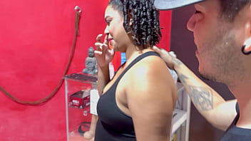 Vendedora cachonda me enseña como usar todos los jugueticos