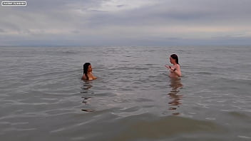 Trepando com duas e bontando prar mamar meu gozo