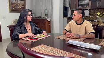 Latina tetona cabalga la enorme polla bbc de el mejor amigo de su hijastro coge mi estrecho coño a escondidas