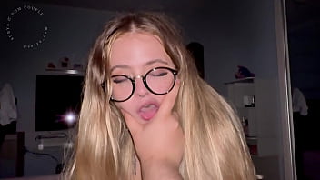 Loira estudante faz garganta profunda bem babada olhando nos olhos