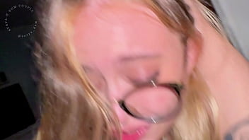 Loira estudante faz garganta profunda bem babada olhando nos olhos