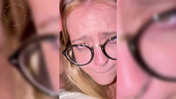 Loira estudante faz garganta profunda bem babada olhando nos olhos