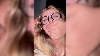 Loira Estudante Faz Garganta Profunda Bem Babada Olhando Nos Olhos thumbnail