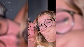 Loira estudante faz garganta profunda bem babada olhando nos olhos