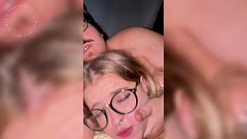 Loira estudante faz garganta profunda bem babada olhando nos olhos