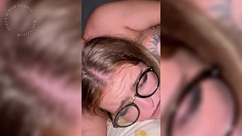 Loira estudante faz garganta profunda bem babada olhando nos olhos