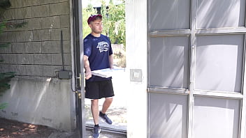 Pizza delivery guy fucked horny housewife monika fox right at home without any embarrassment