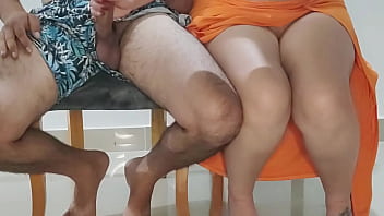 La puta de mi hermanastra se puso demasiado hot en la cena con nuestros padrastros nos atraparon pero ella siguió cabalgando real casero