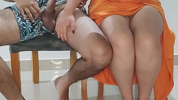 La puta de mi hermanastra se puso demasiado hot en la cena con nuestros padrastros nos atraparon pero ella siguió cabalgando real casero