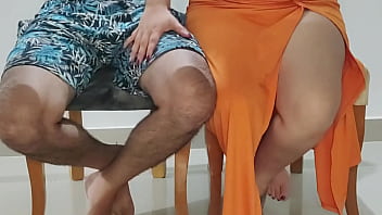 La puta de mi hermanastra se puso demasiado hot en la cena con nuestros padrastros nos atraparon pero ella siguió cabalgando real casero