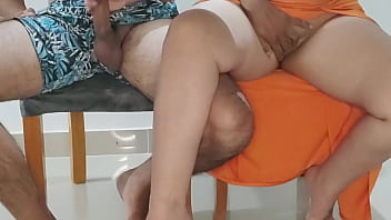 La puta de mi hermanastra se puso demasiado hot en la cena con nuestros padrastros nos atraparon pero ella siguió cabalgando real casero