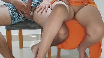 La puta de mi hermanastra se puso demasiado hot en la cena con nuestros padrastros nos atraparon pero ella siguió cabalgando real casero