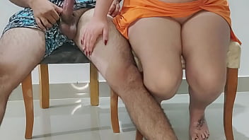 La puta de mi hermanastra se puso demasiado hot en la cena con nuestros padrastros nos atraparon pero ella siguió cabalgando real casero