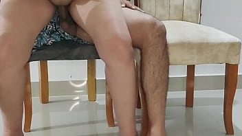 La puta de mi hermanastra se puso demasiado hot en la cena con nuestros padrastros nos atraparon pero ella siguió cabalgando real casero