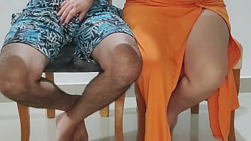 La puta de mi hermanastra se puso demasiado hot en la cena con nuestros padrastros nos atraparon pero ella siguió cabalgando real casero