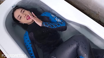 Hot Moonblack Underwater Submissive Bondage thumbnail