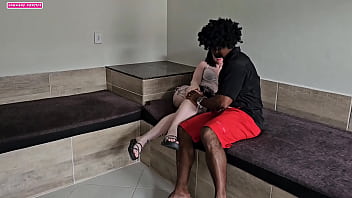 Enquanto meu marido se prepara para ir pra rua atras de raparigas eu tranzo com seu amigo no sofa da nossa casa deixando ele fuder minha bunda ate esporrar todo seu esperma