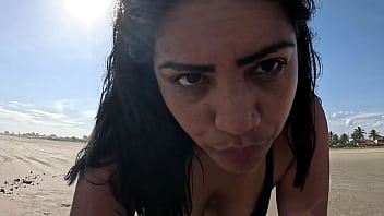Morena safada goza na praia em pú masturbação proibida sob o sol