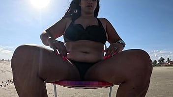 Morena safada goza na praia em pú masturbação proibida sob o sol