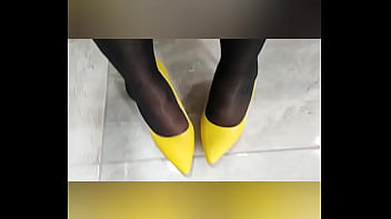 Riquísima Travesti Desnuda En Zapatillas Y Pantimedias thumbnail