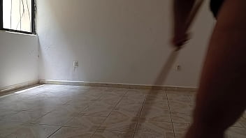 Mama se quita todo y se queda en tanga para hacer la limpieza