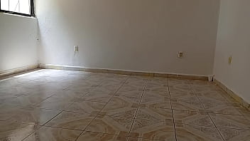 Mama se quita todo y se queda en tanga para hacer la limpieza