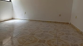 Mama se quita todo y se queda en tanga para hacer la limpieza