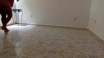 Mama se quita todo y se queda en tanga para hacer la limpieza