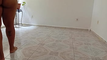 Mama se quita todo y se queda en tanga para hacer la limpieza